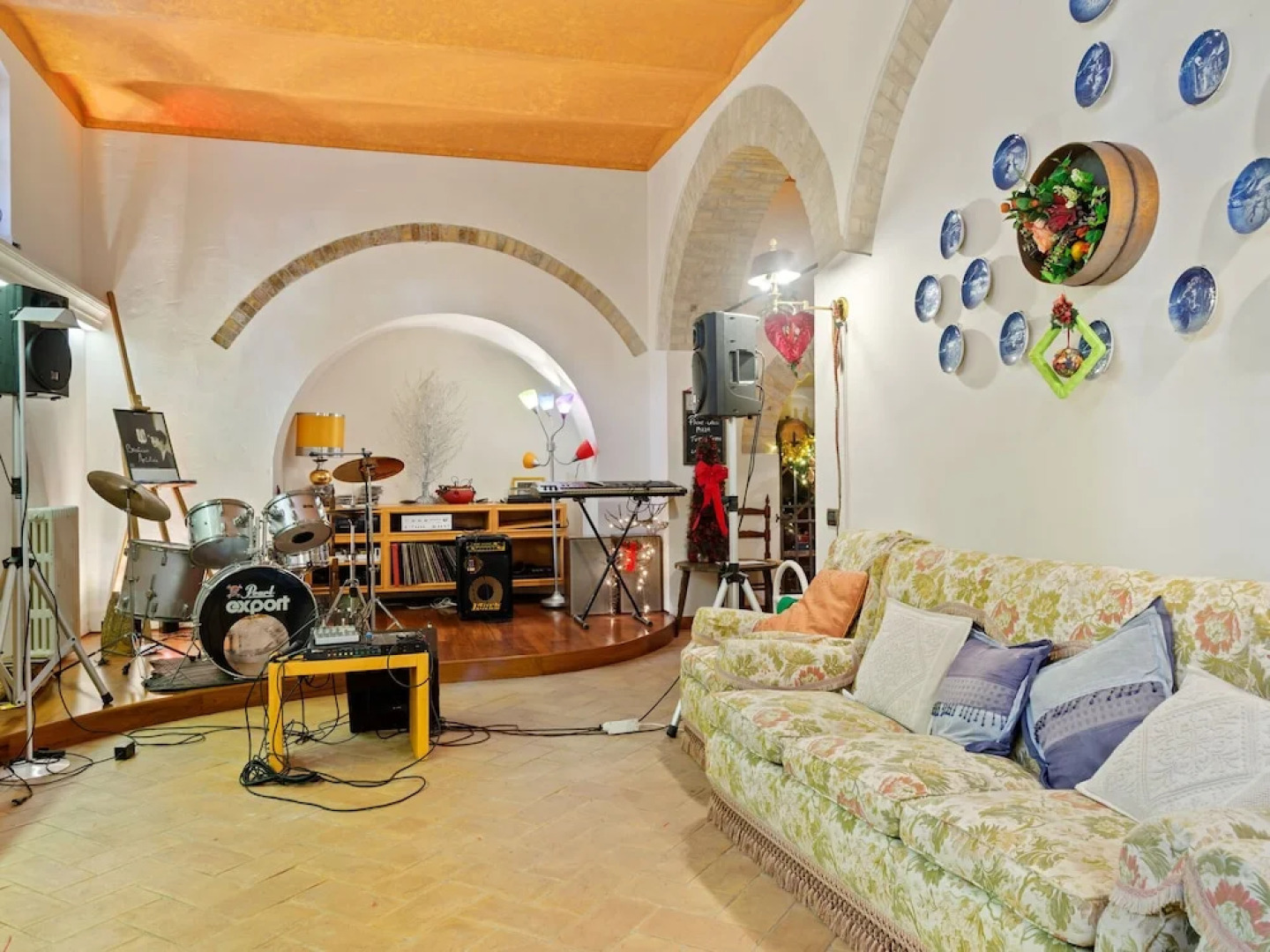 Plush Holiday Home in Macerata with Jacuzzi