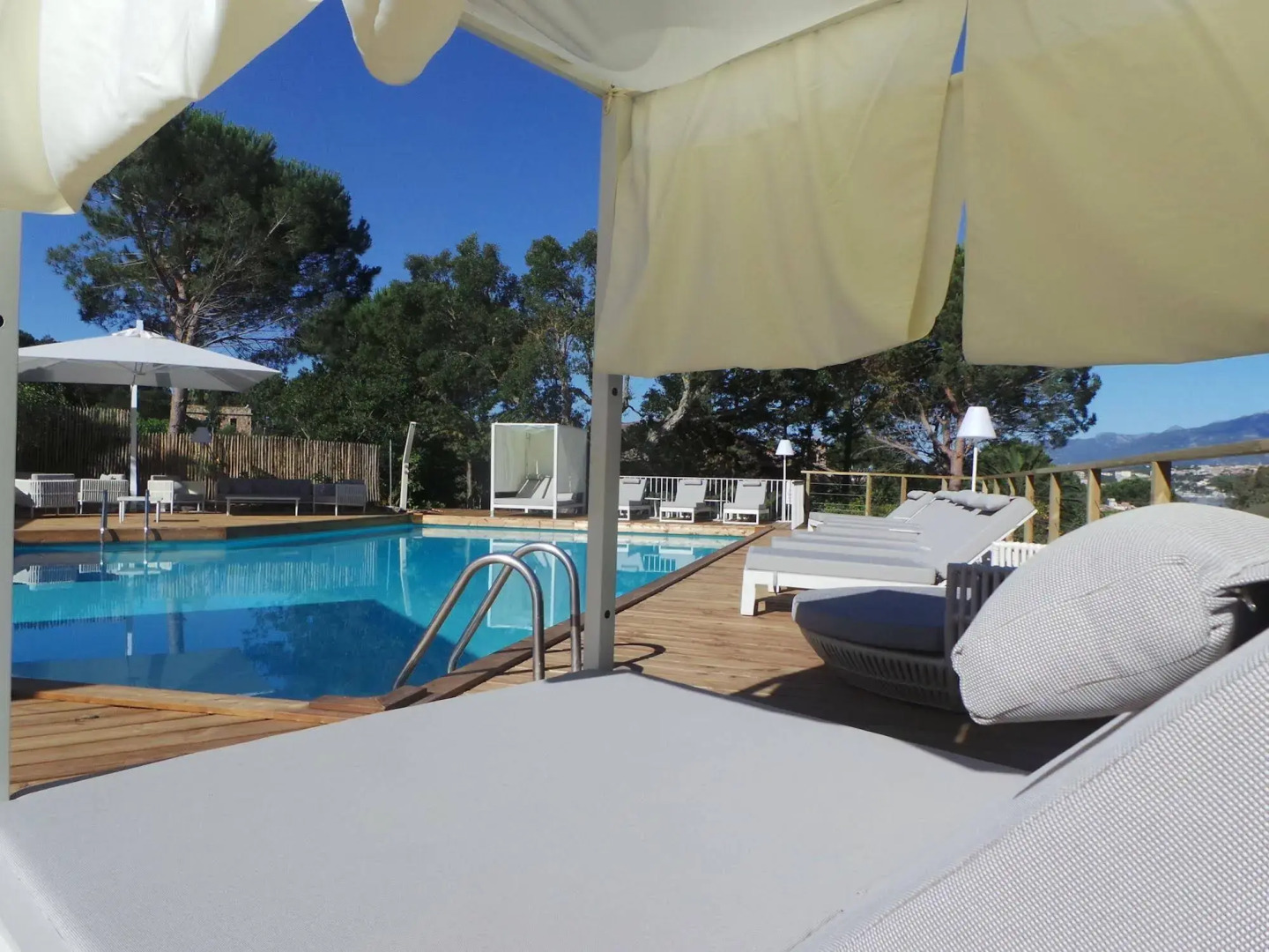 Isulella Hotel & restaurant