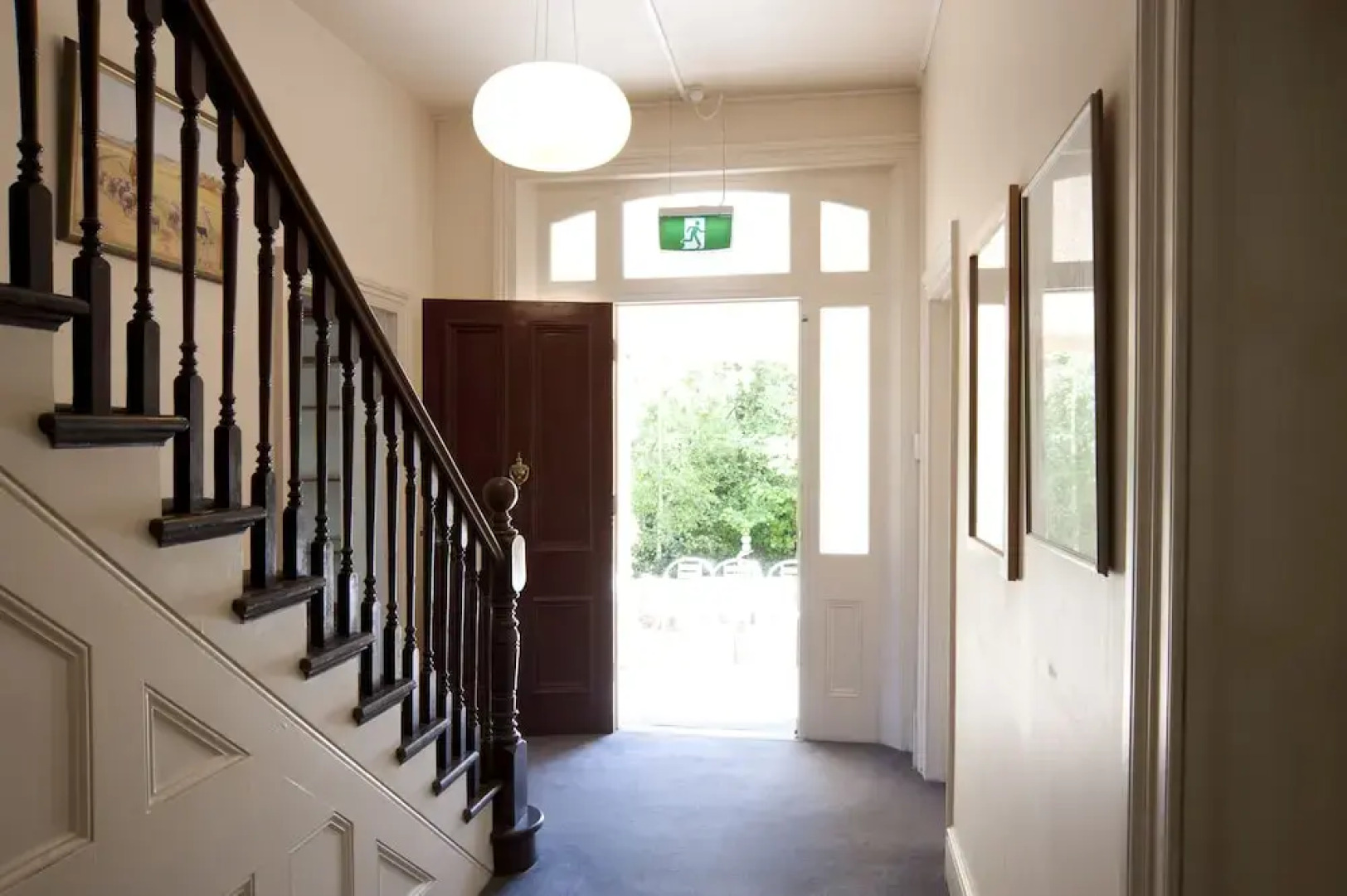 Lowena Cafe and Accommodation