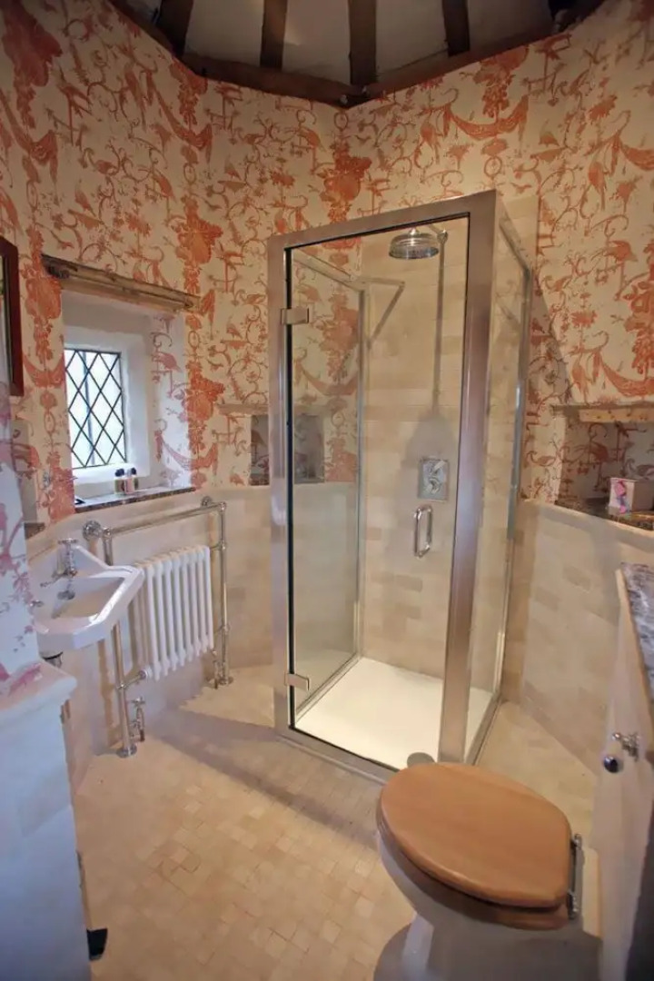 Luxurious hideaway for four in one of the finest Elizabethan gatehouse