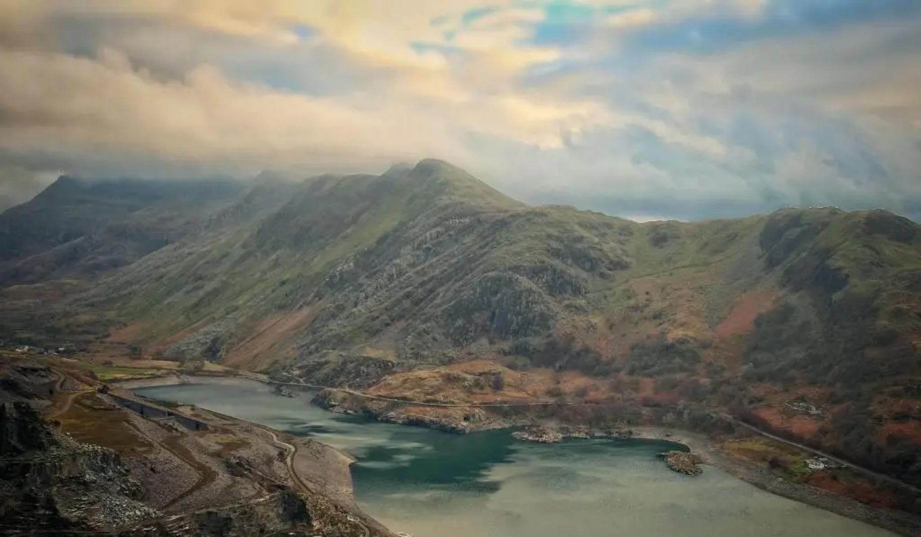 GWYNANT BACH - Cosy 2 Bed Bungalow Cottage in Snowdonia National Park, Conwy, North Wales