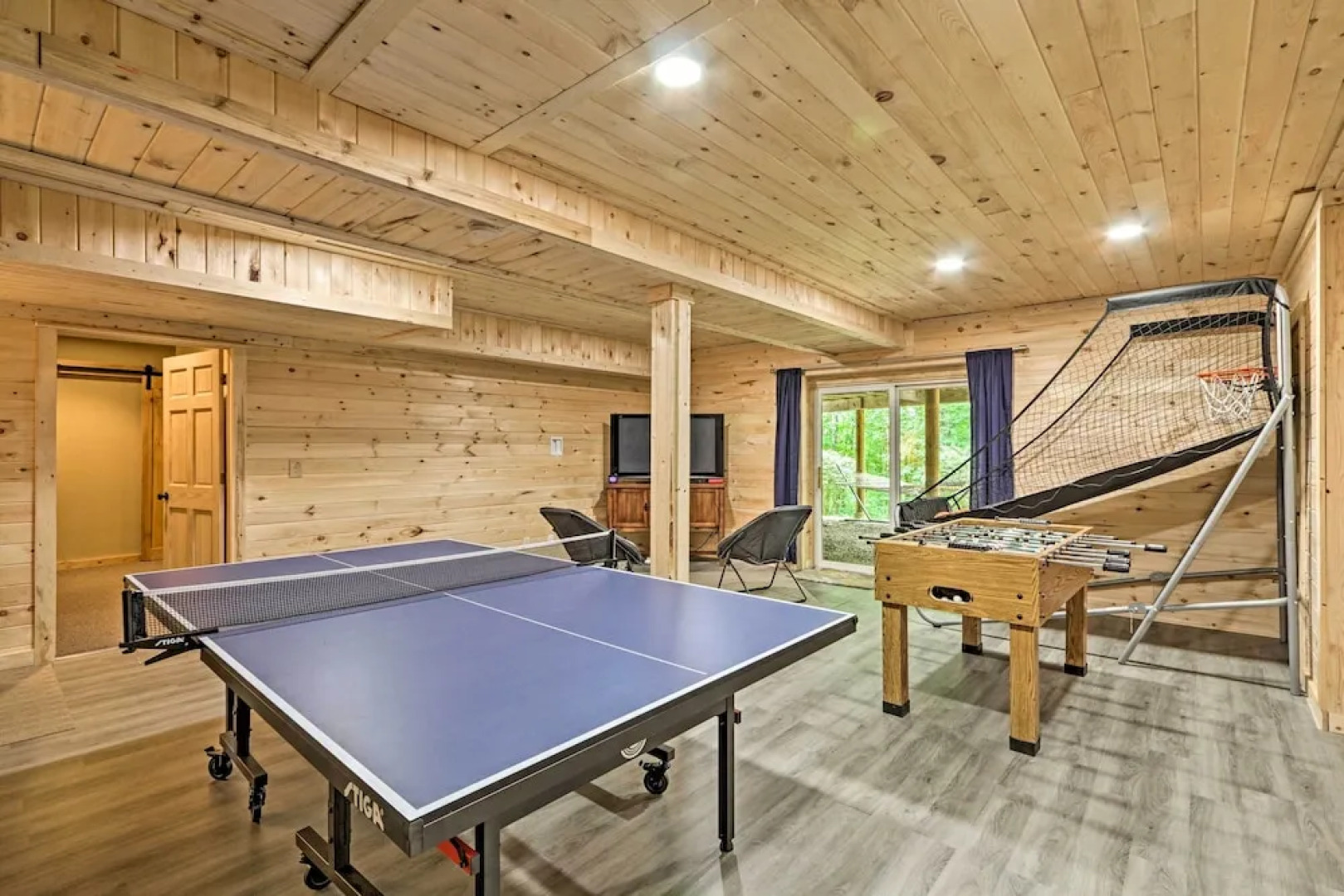 Quiet Cabin w/ Hot Tub ~ 15 Mi to State Parks!