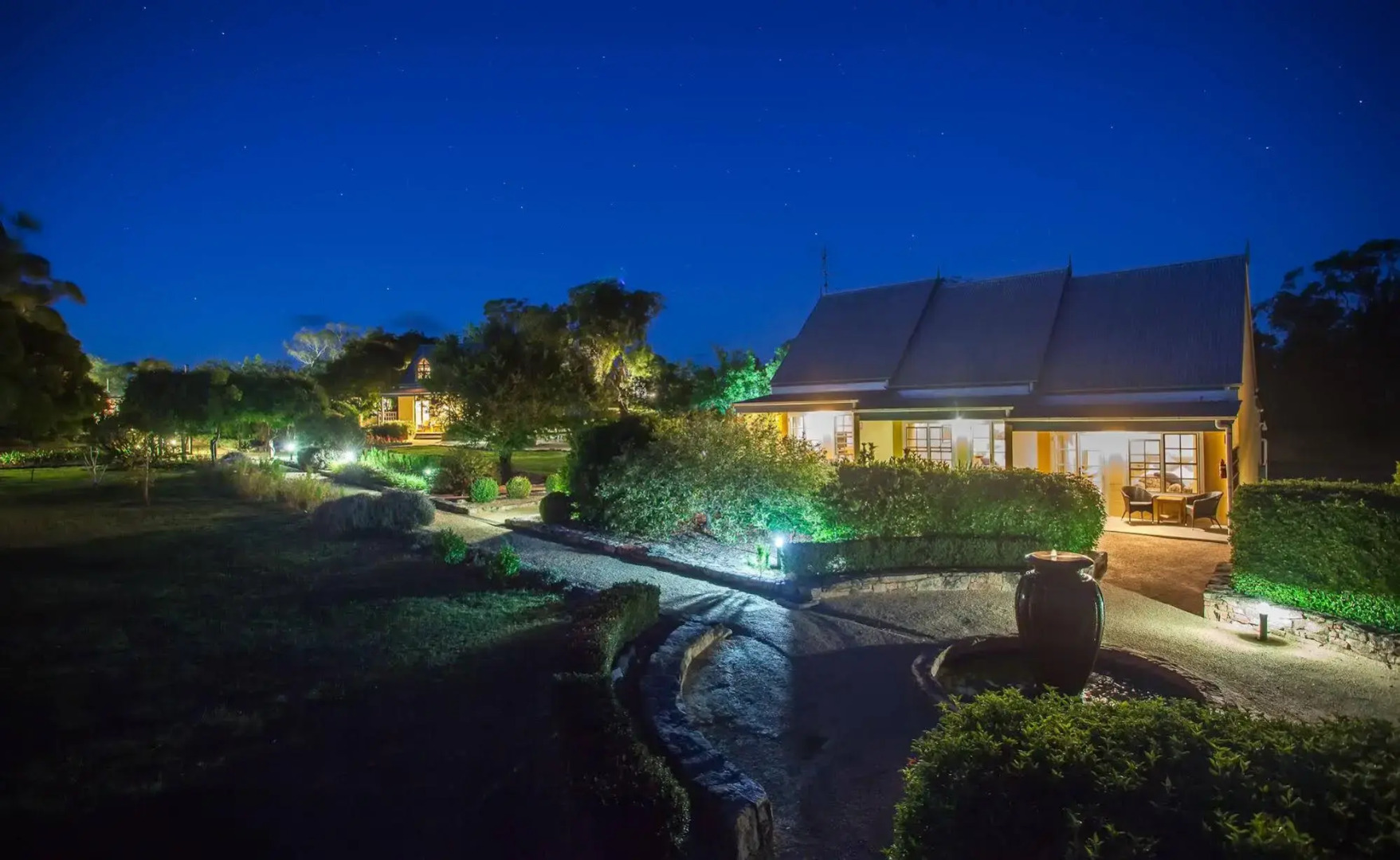 Vineyard Cottages & Cafe