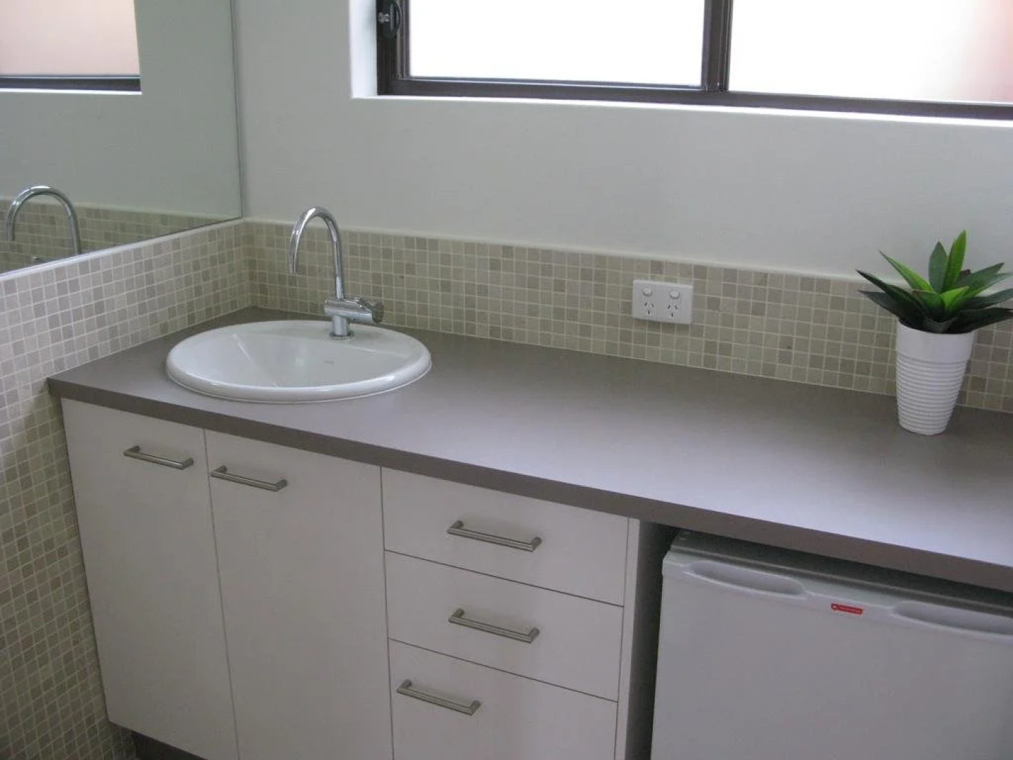 Comfy 2-bedroom Apartment With a Clyde River View