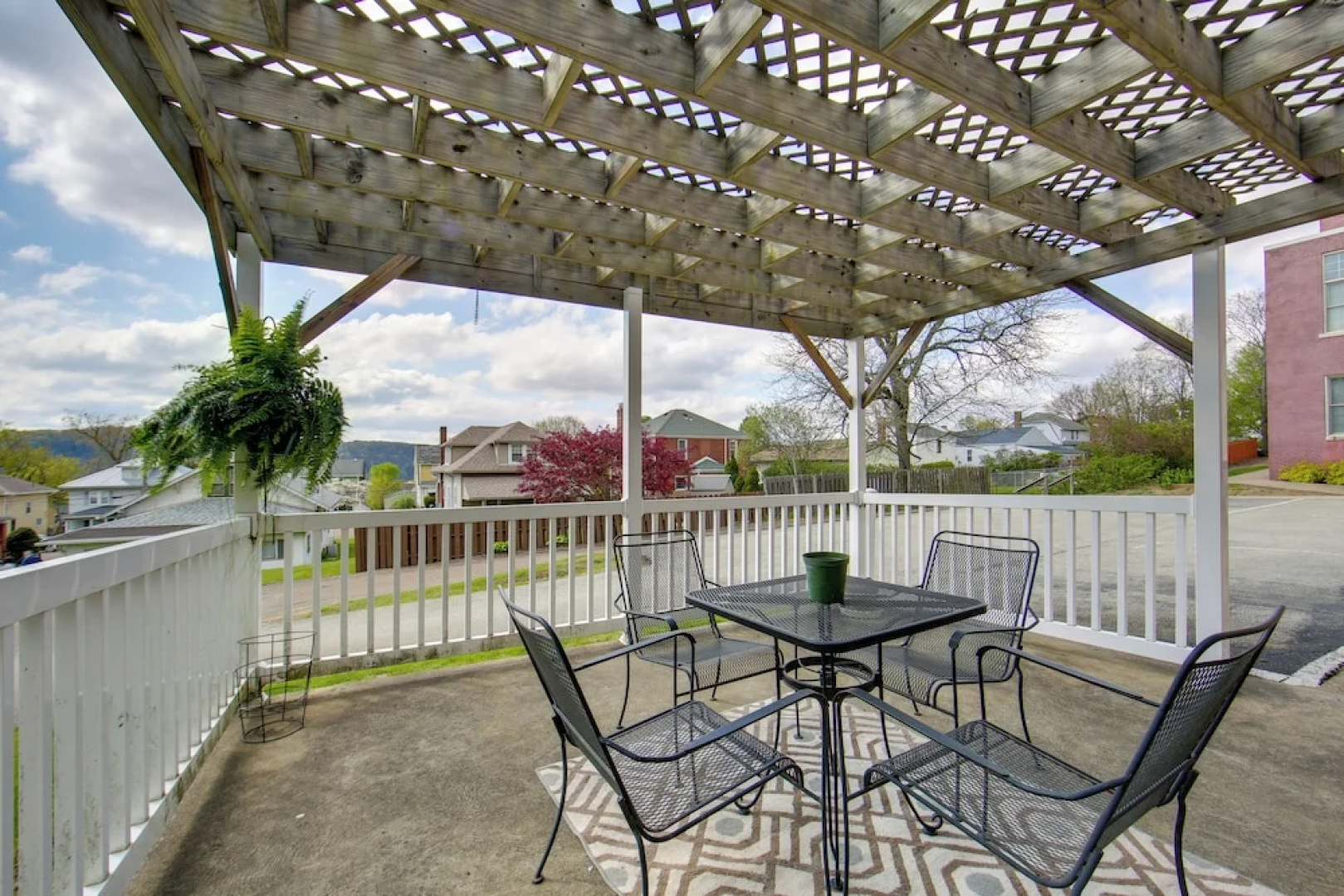 20 Mi to Dtwn Pittsburgh: Pet-friendly Apartment