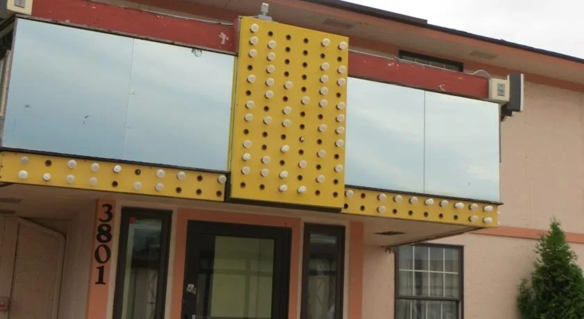 Hollywood Inn & Suites