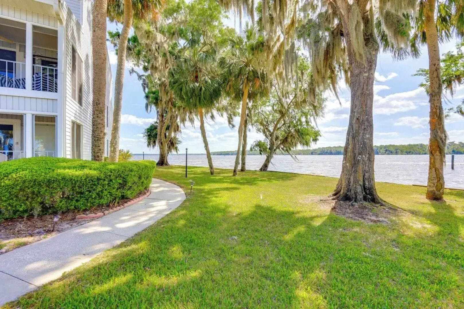 Private Balcony w/ Water Views: Welaka Condo!