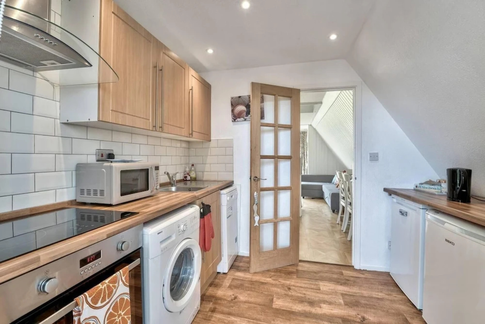 The Lookout, Sunny Beach Retreat, Sleeps 5 Guests