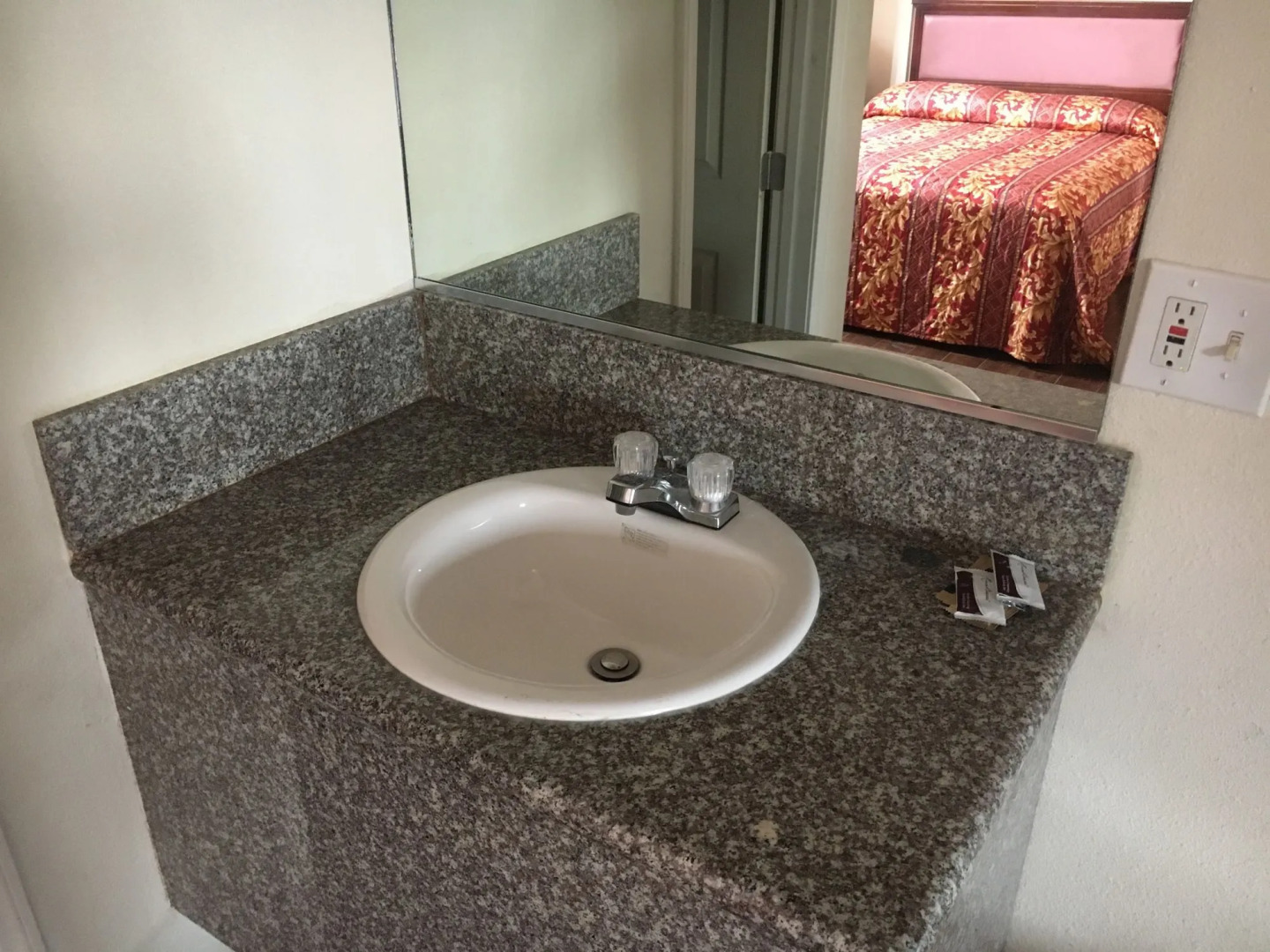 Colonial Pool & Spa Motel