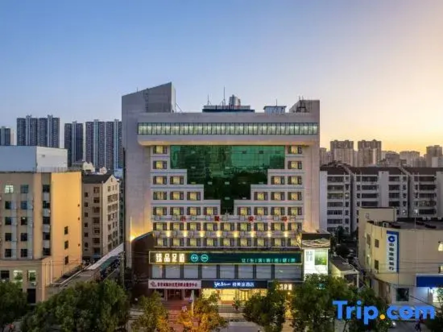 Yameitu Hotel (Xiantao Avenue Wushang)