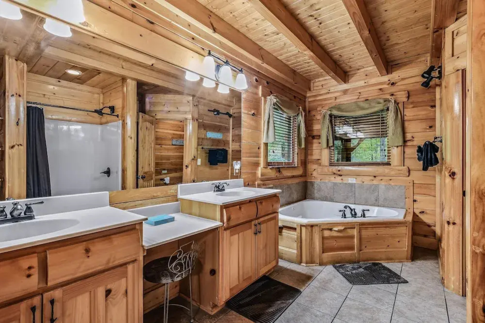 A Mountain Spirit 3 Bedroom Cabin by RedAwning