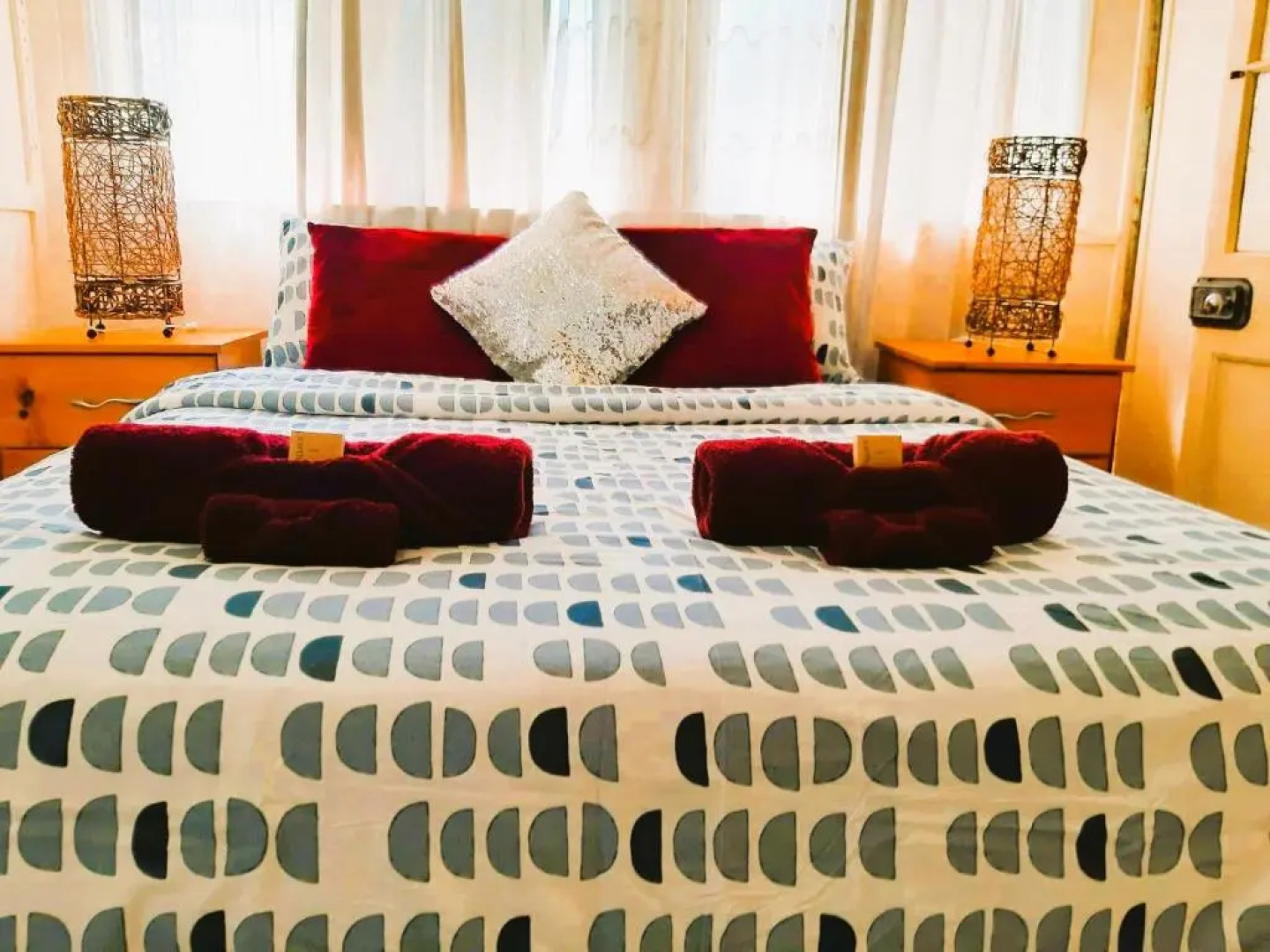 Oakwood House - Entire 4 bedroom house with Foxtel & WiFi