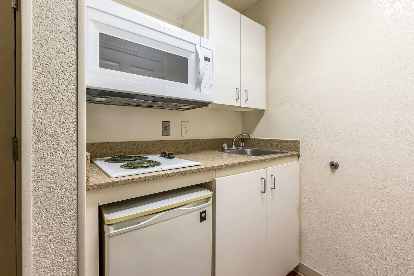 HomeTowne Studios by Red Roof St. Louis - Airport/ N Lindbergh