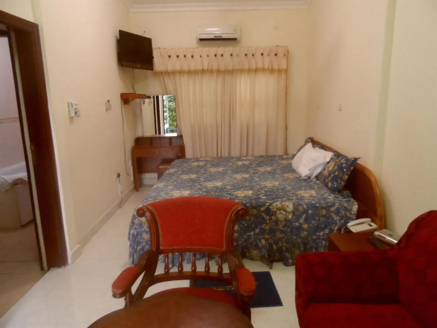 De Holiday Beach Hotel