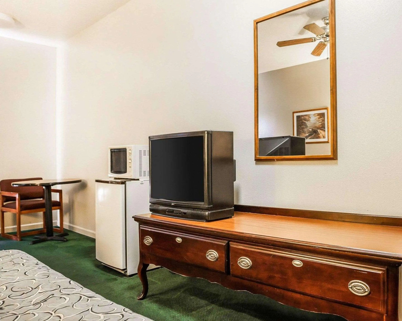 Econo Lodge & Suites Granite City