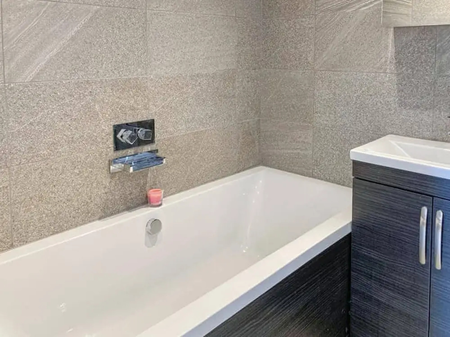 Remarkable Seaside Apartment - Sleeps 4