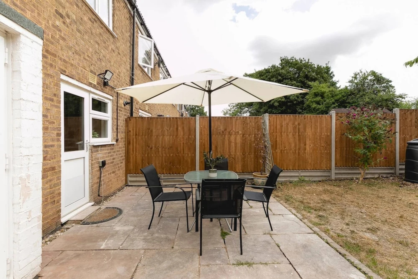 Skyvillion - Lush 2 Bed Hydean Way House & Garden