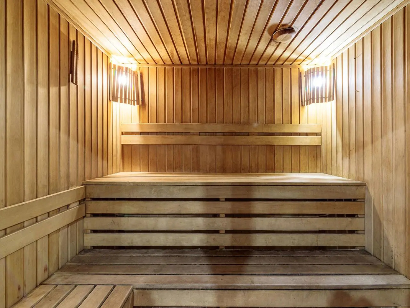 Дом с бассейнами и банкетным залом на Дмитровском шоссе