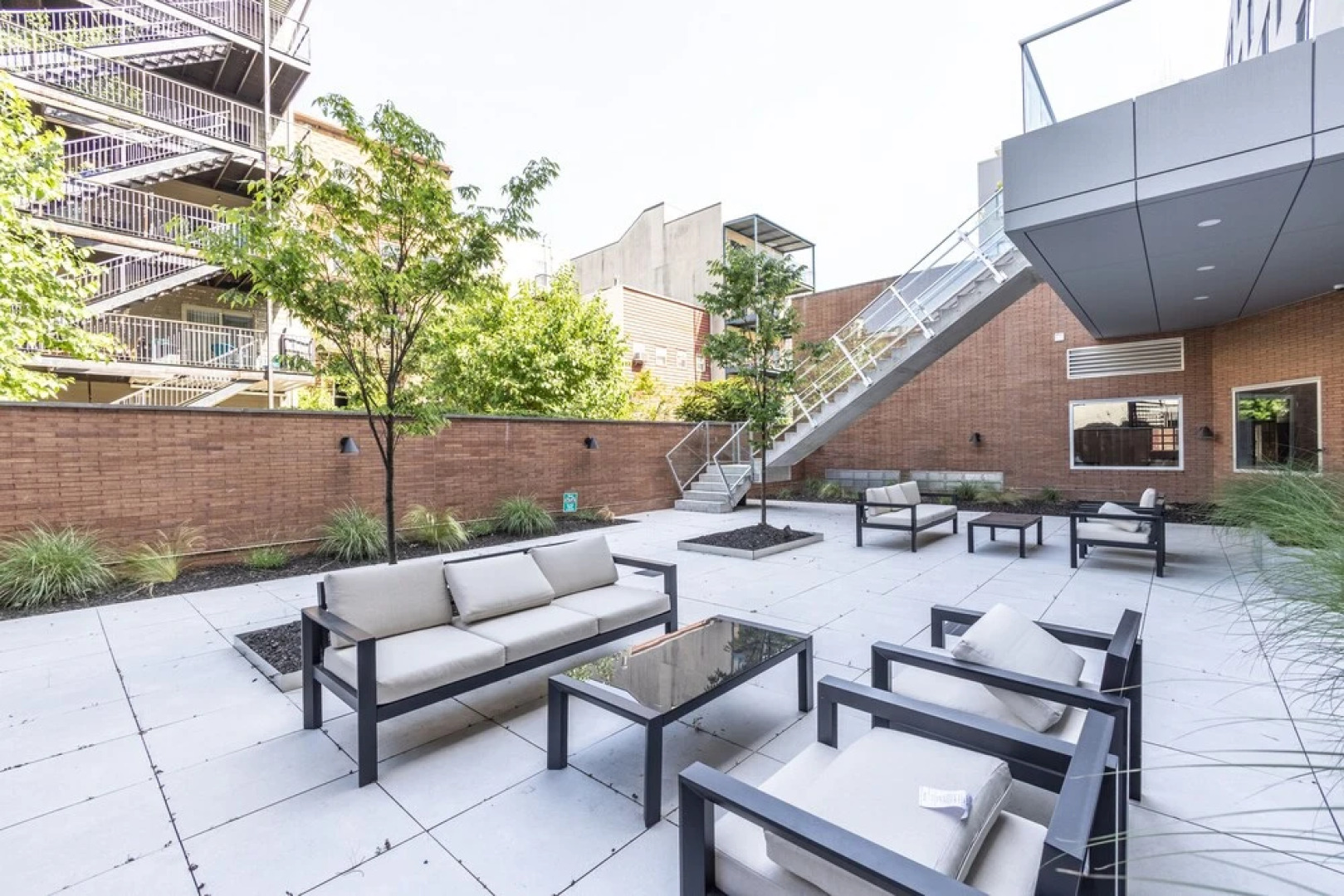 Airy 3 BR Flat w Shared Deck - gym - Mins to NYC