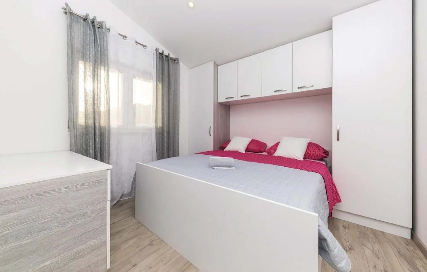 Beautiful Apartment in Kastel Stari With 4 Bedrooms, Wifi and Outdoor Swimming Pool