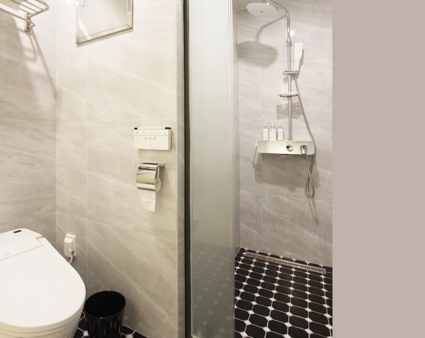 Seven Bricks Hotel