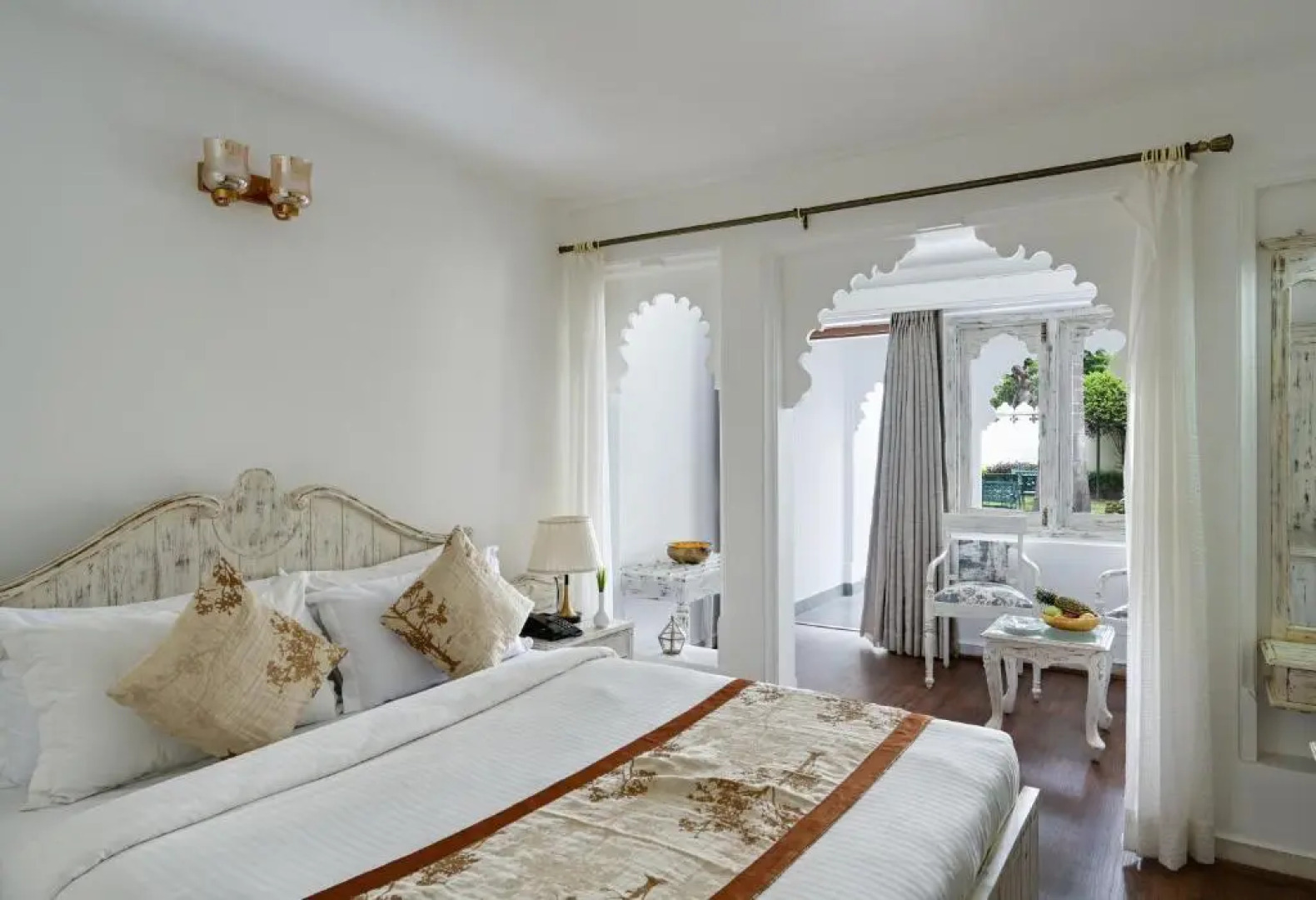 Swaroop Vilas - Lake Facing Boutique Hotel