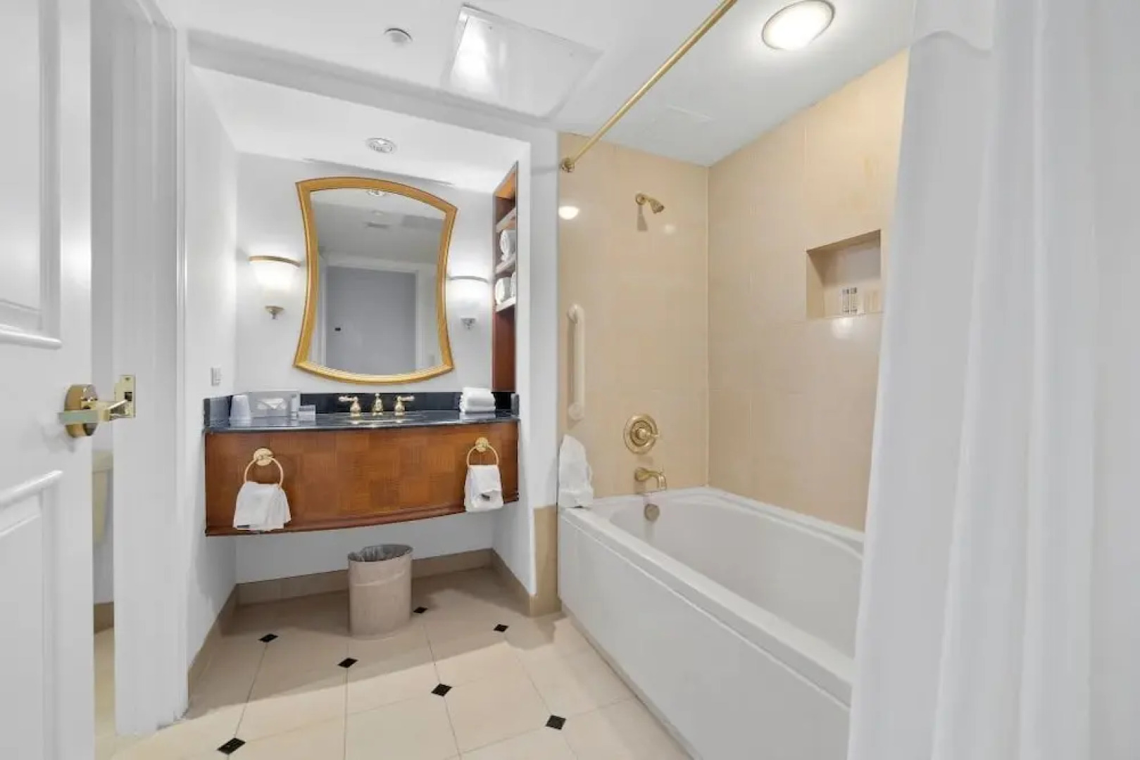 Sleep 6 Bold 1BR 2BA Beachfront Cozysuites