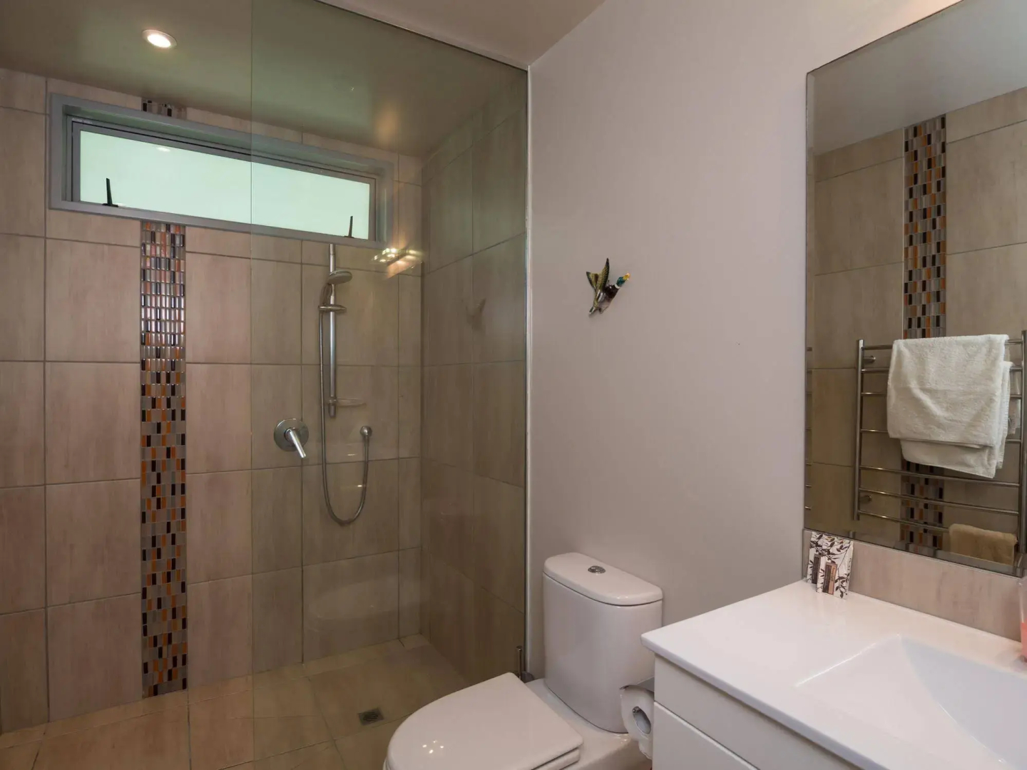 Cable Bay Stays – Golden Sand and Driftwood Beachfront Accommodation