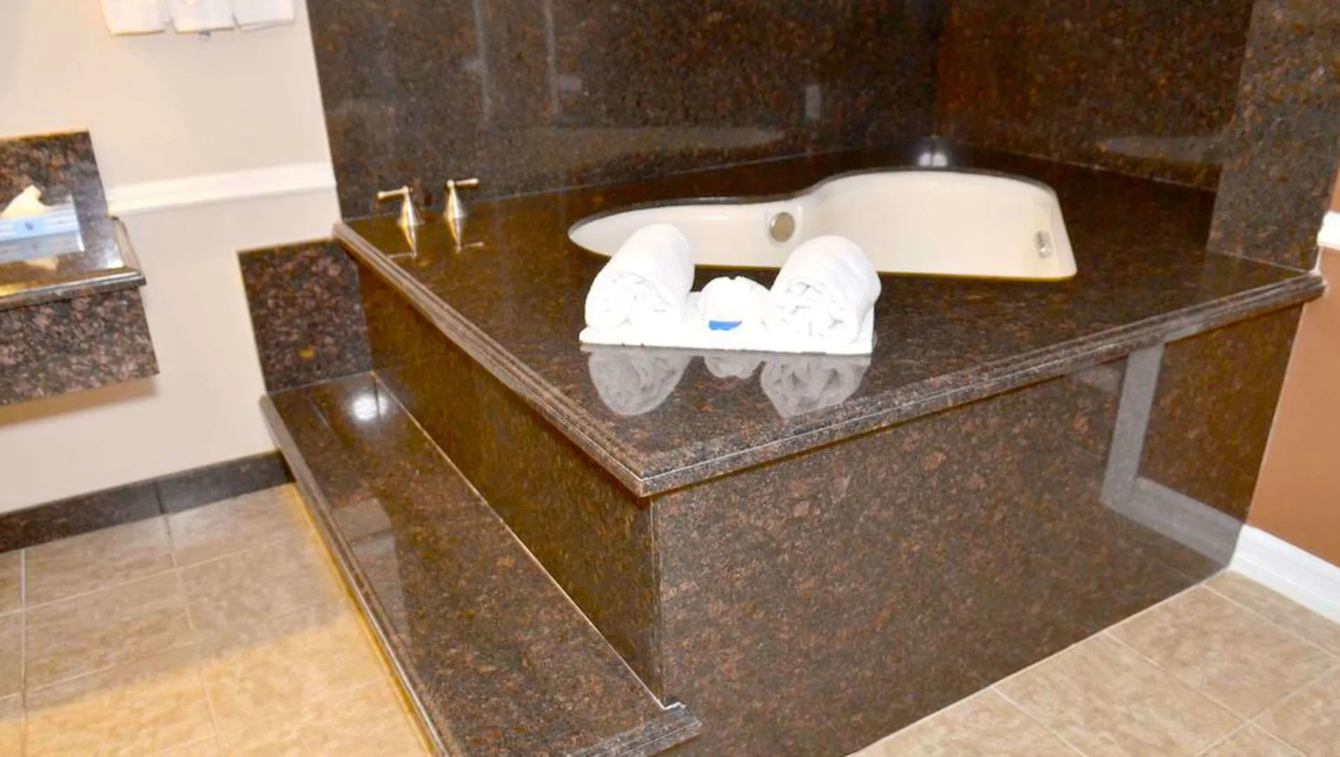 Dynasty Suites Hotel Riverside