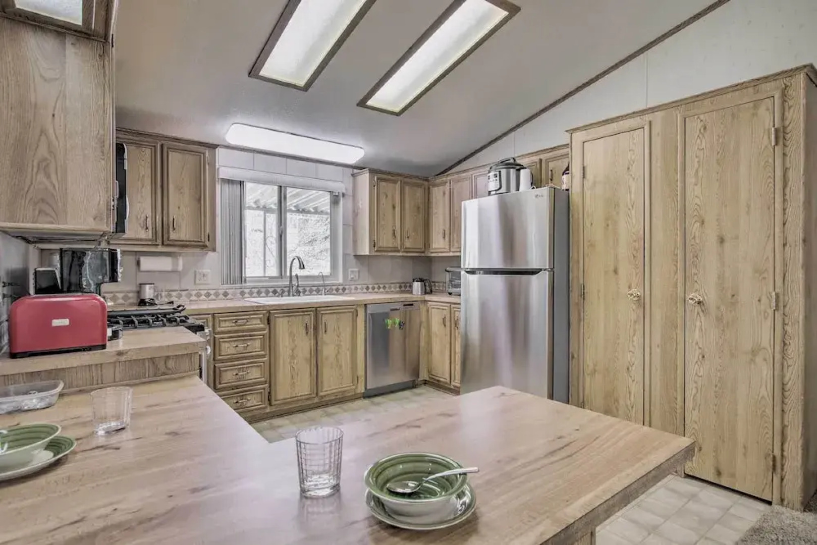 Family-friendly Home ~ 1 Mi to Kern River!