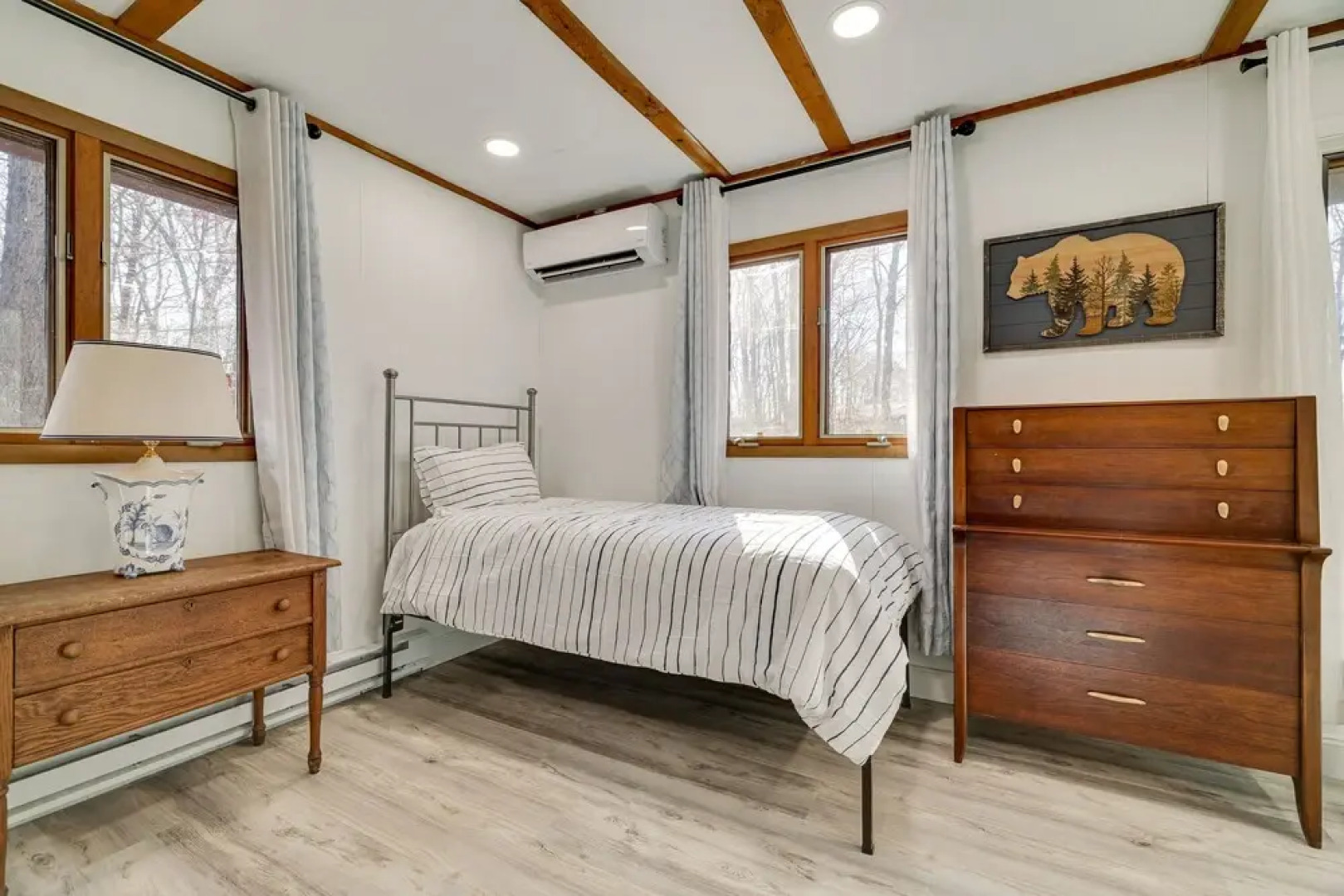 Peaceful Pocono Lake Cabin: Walk to Pine Lake!