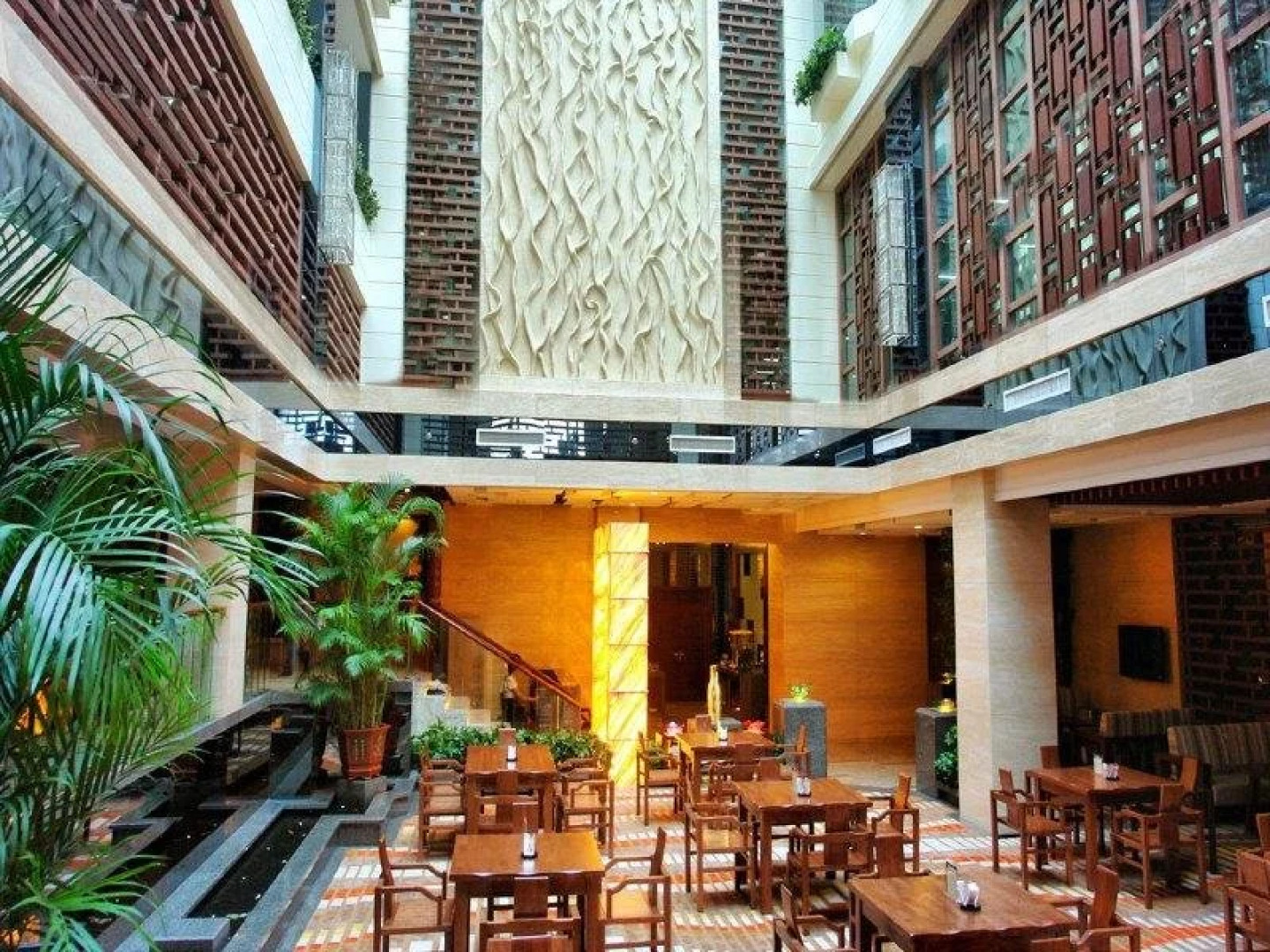 Hawaii International Business Hotel