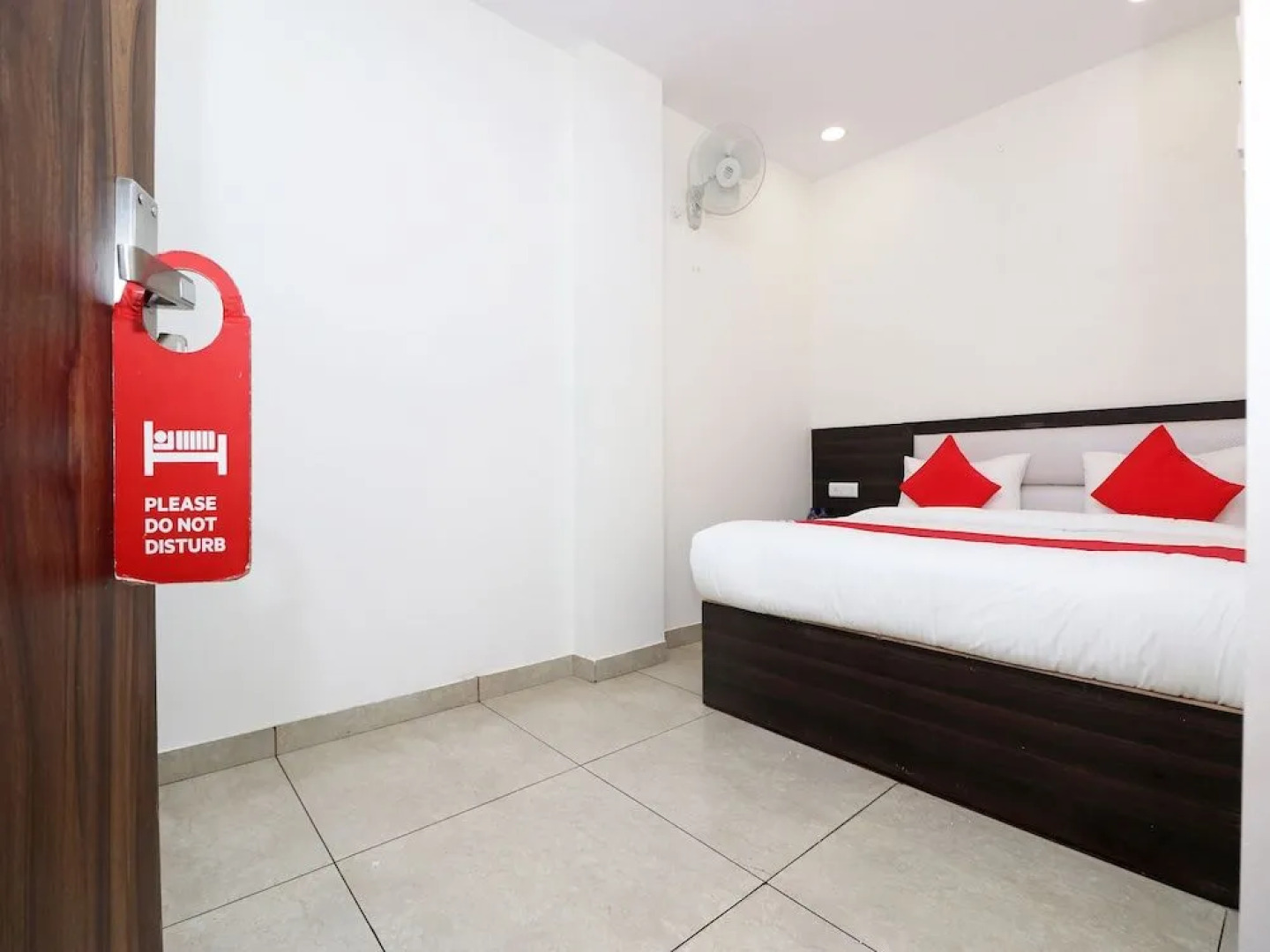 Oyo 28246 Rohtak Residency