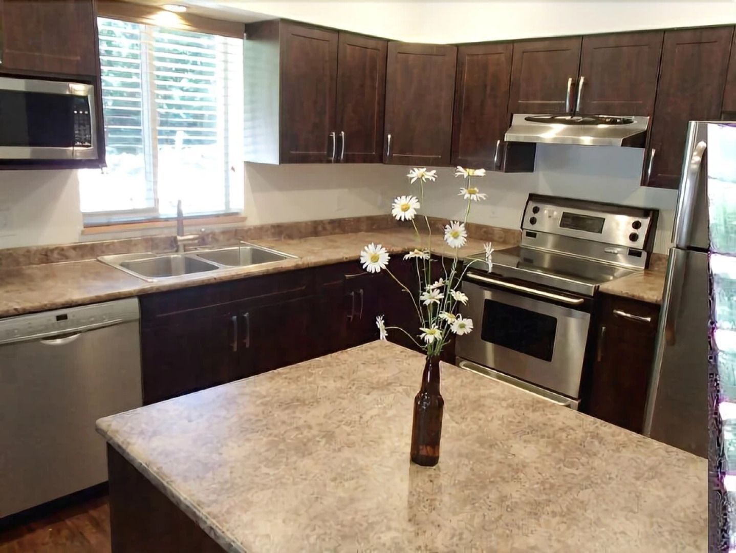 Mt. Baker Lodging Cabin 2 – Hot Tub, A/C, Sleeps 10! by MBL