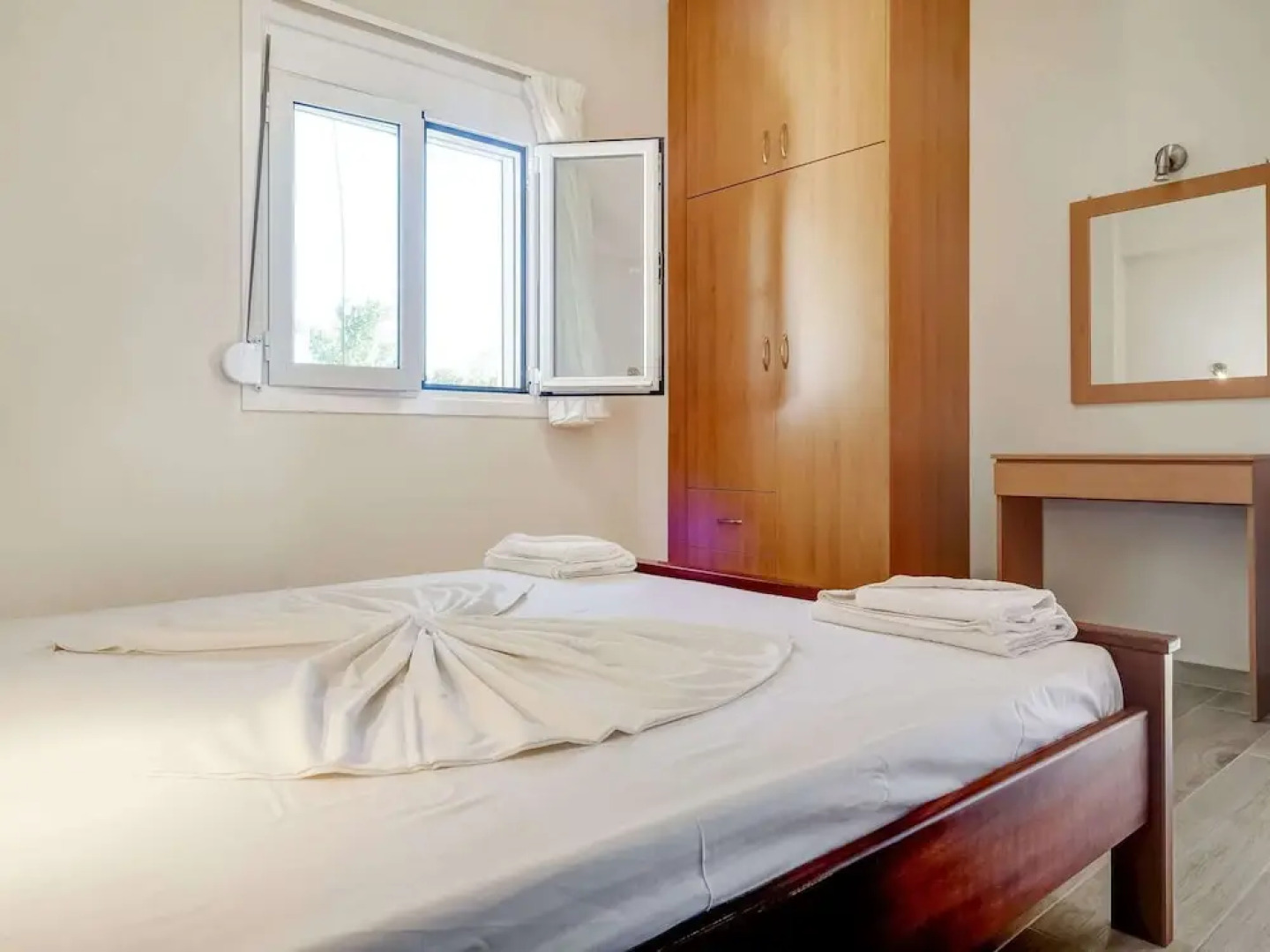 Seaview Studio, 3 Pers Panoramic Seaview in Beautiful Setting, West From Chania