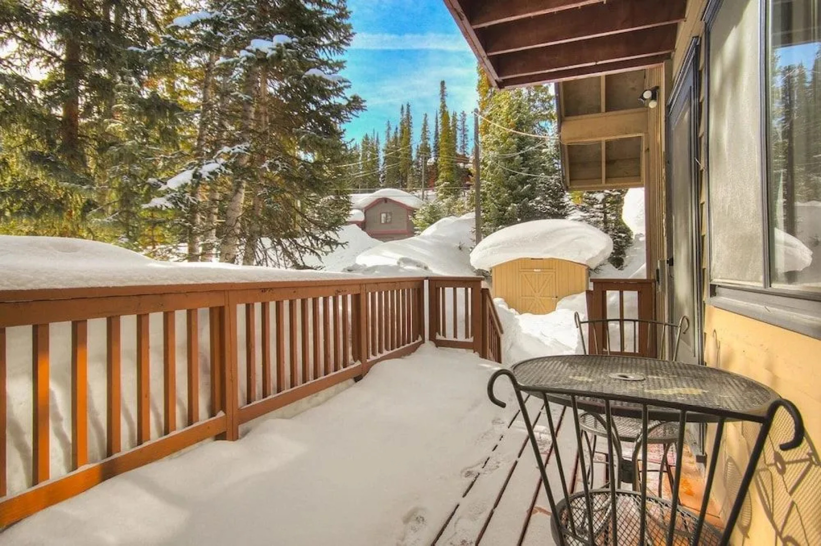 Lazy Dog Lodge 3 Bedroom Home by RedAwning