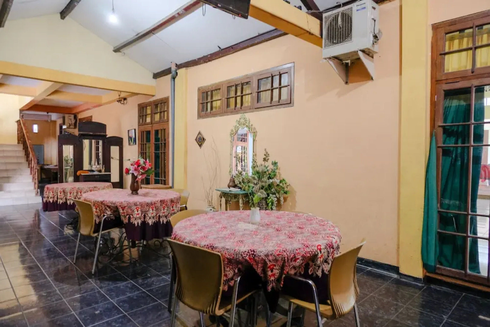 Hotel Istana Family by OYO Rooms