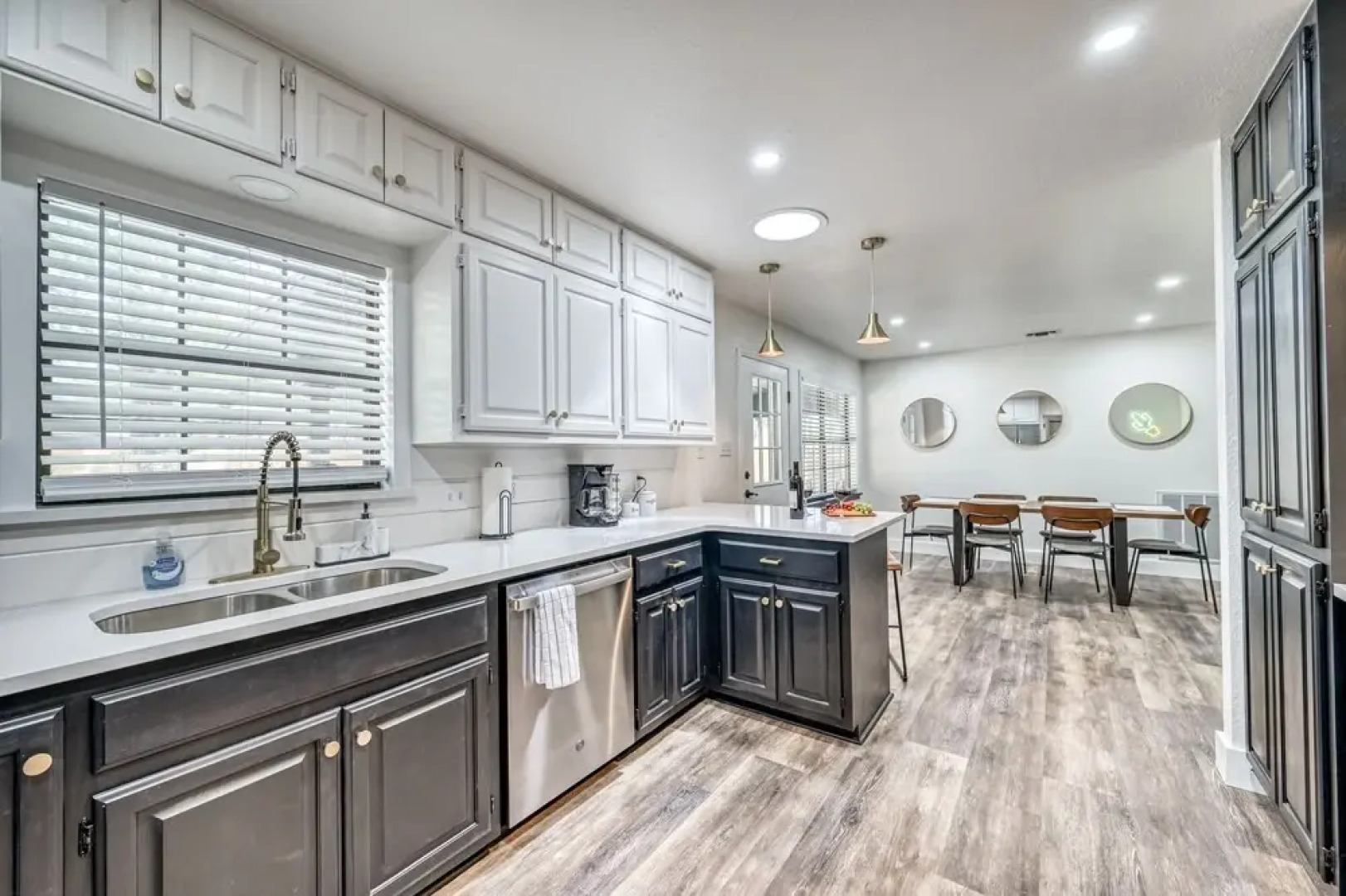 Modern Luxurious Home Near Main W/hot Tub-firepit!