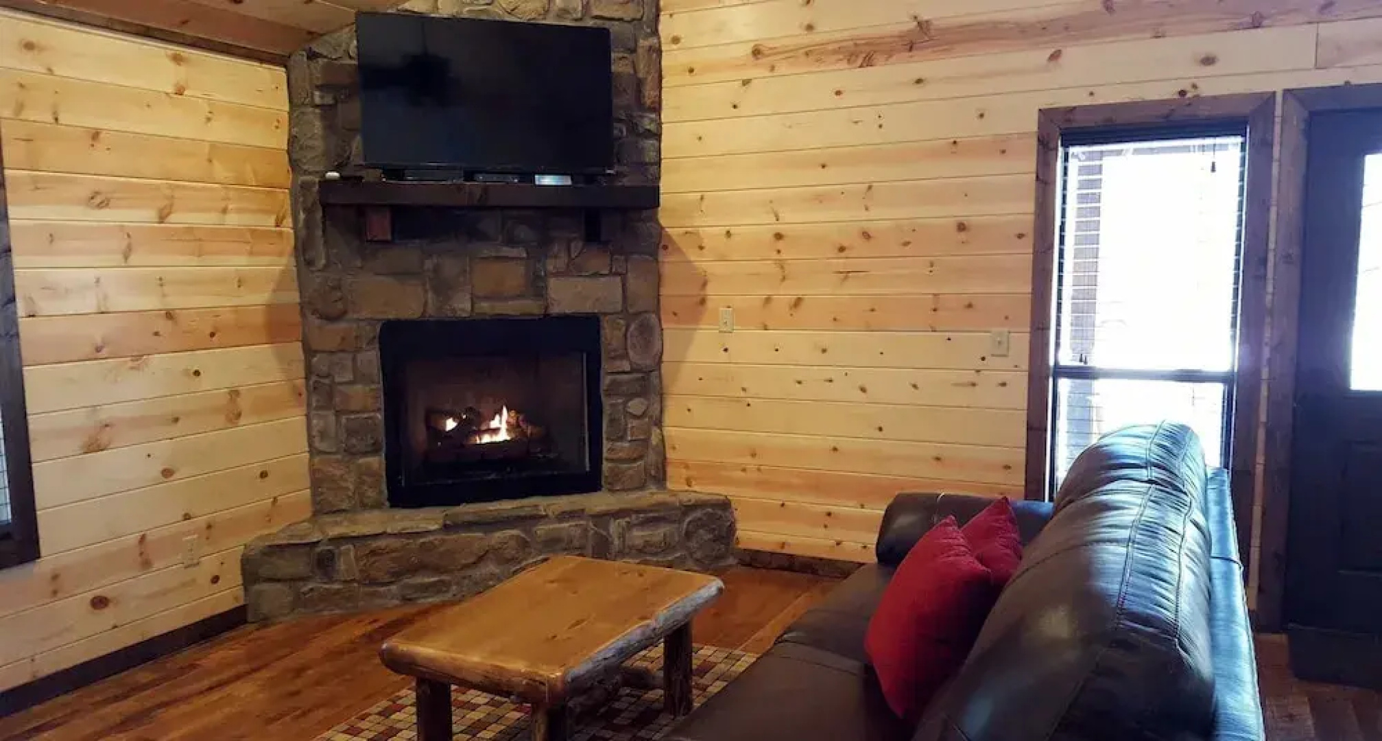 Ace in the Hole Cabin in the Wood With Hot Tub and Fireplace by Redawning