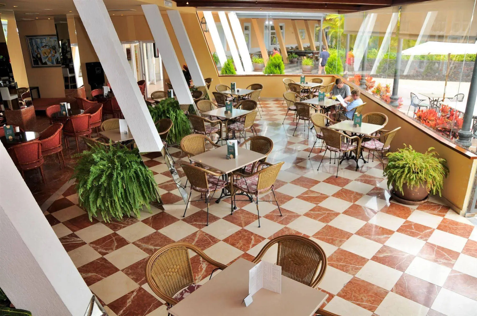 Coral La Quinta Park Suites