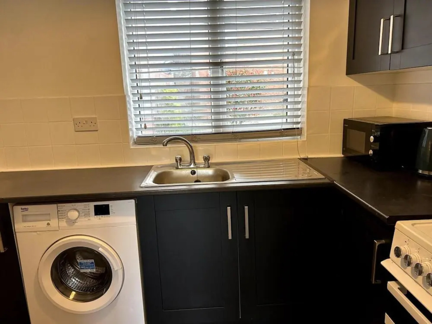 Essex 2 Bed Flat Near Station With Free Parking