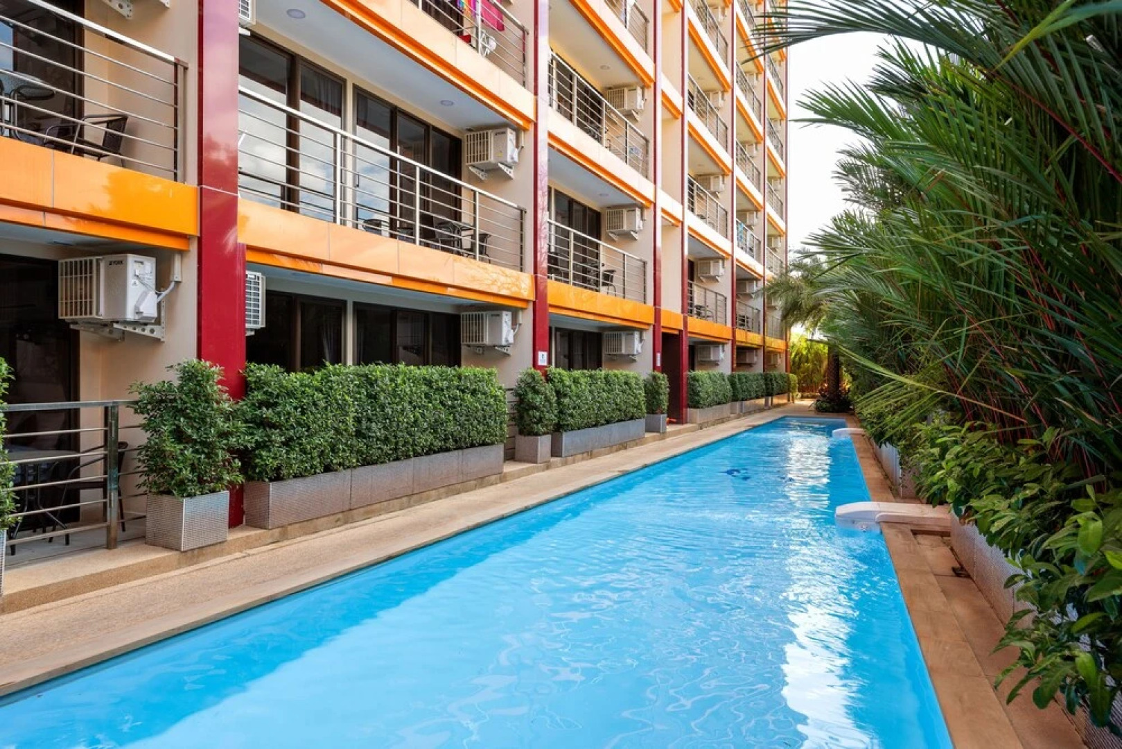 Naiharn Pearl Condo Hotel by Villacarte