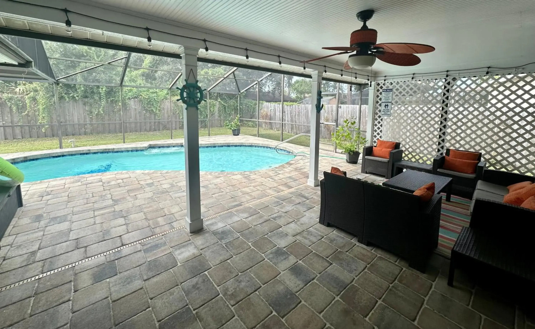 3 bedrooms house with private, heated pool 8 miles to Siesta Key Beach,