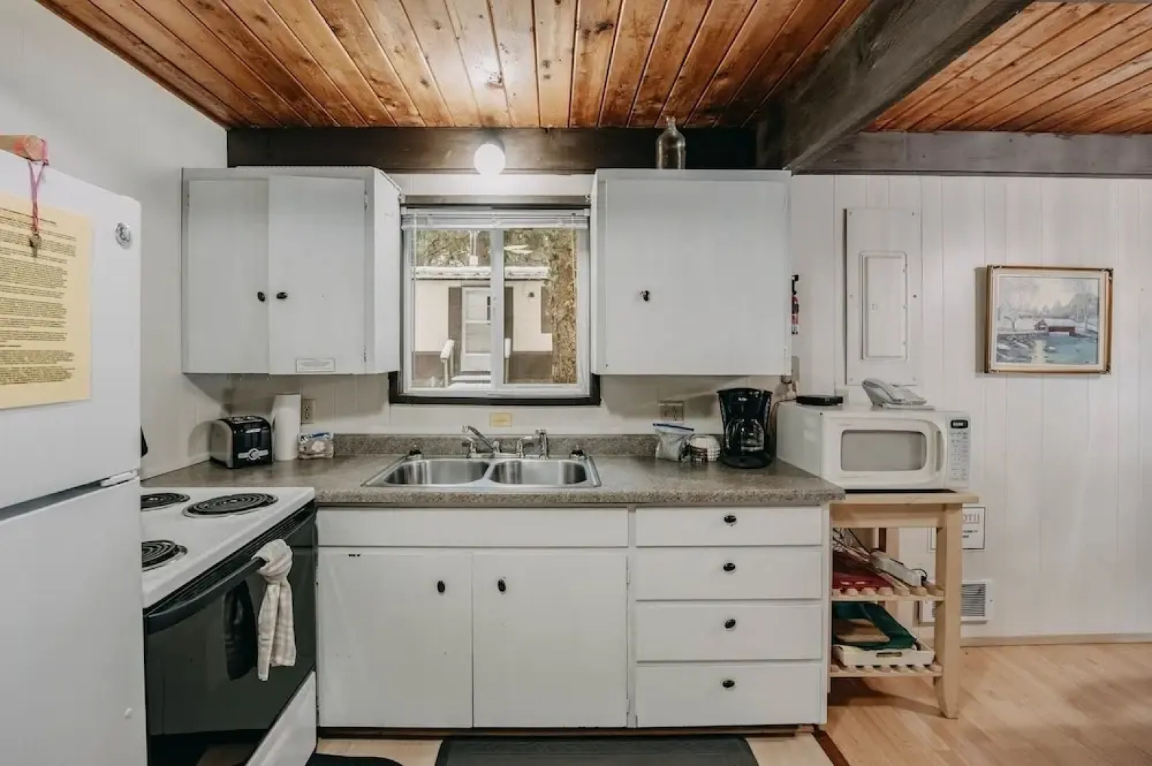 63mbr - Hot Tub - Bbq - Pets Ok - Wifi - Sleeps 6 2 Bedroom Home by RedAwning