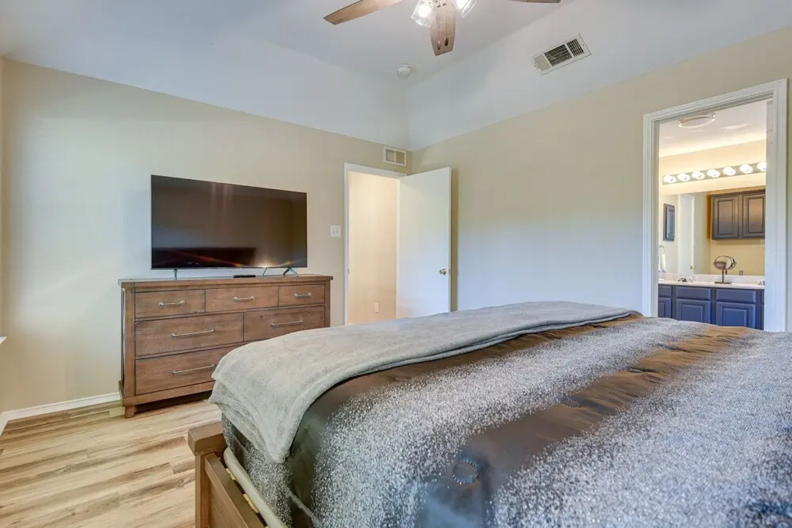 Walk to Water: Cozy Eagle Mountain Lake Home