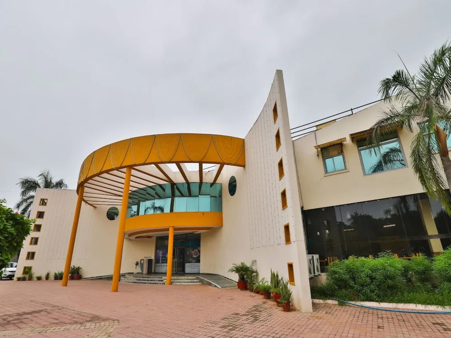 Capital O 16350 Infocity Club And Resort