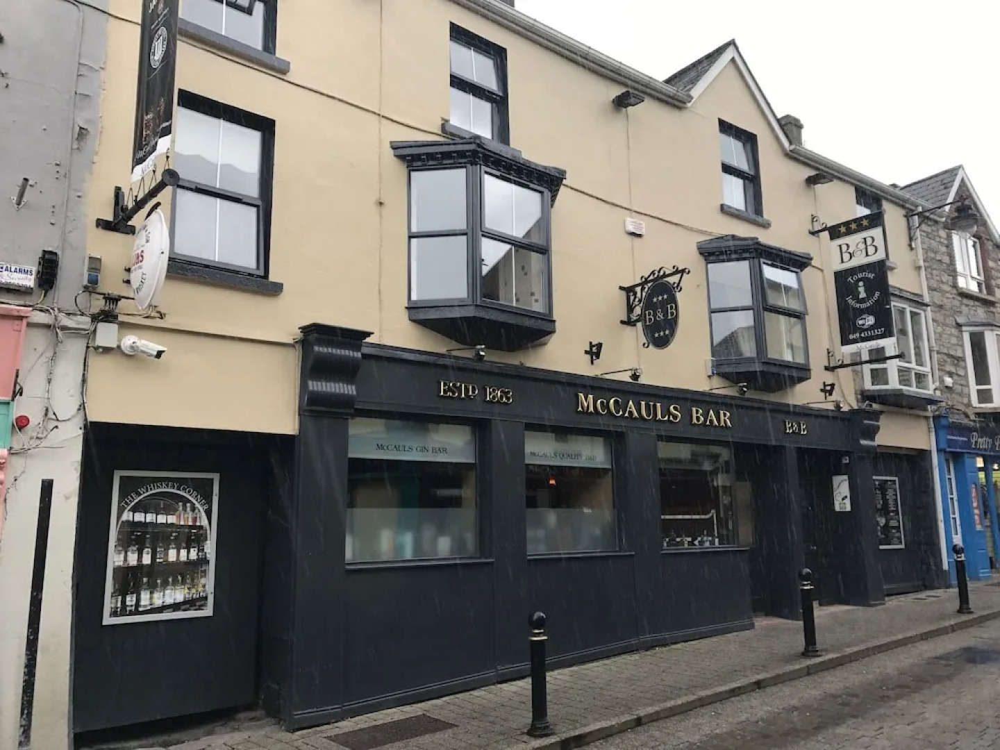 McCauls Bar & Guesthouse