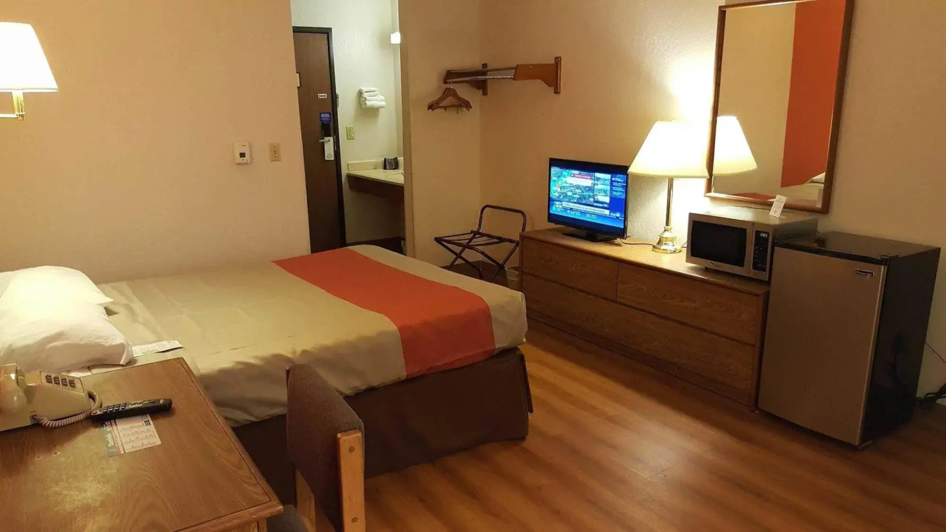 Motel 6 Saukville, WI