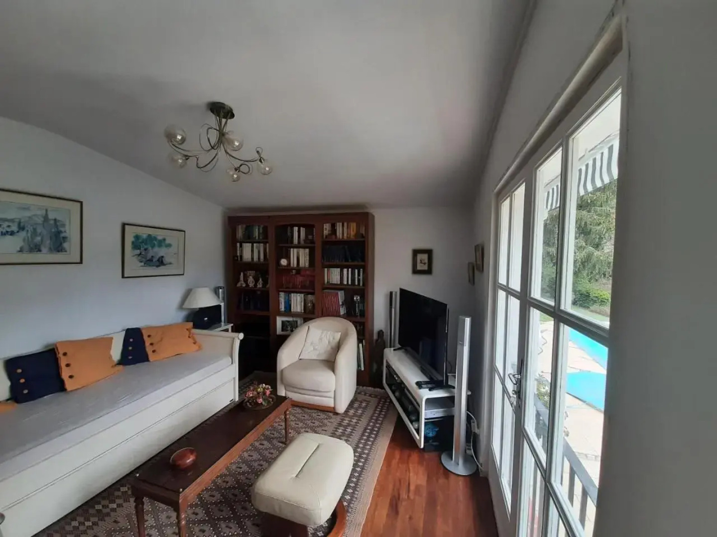 maison en pierre dans un écrin de verdure