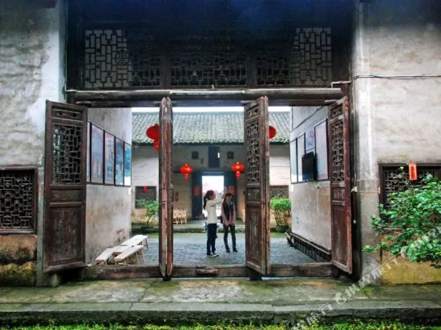 Home Inn (Hezhou Lingfeng Square)
